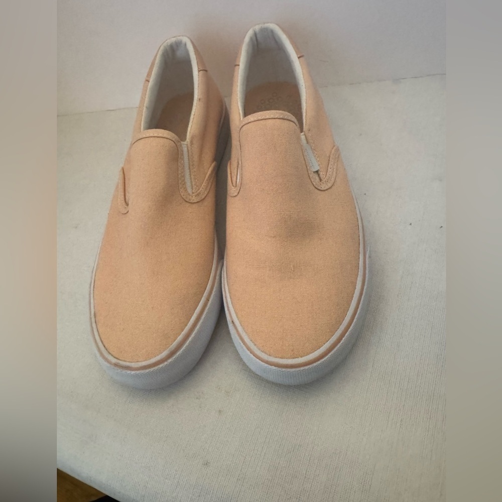Women’s Peach Lugz Slip On Sneakers Size 9 EUC and Fast Shipping